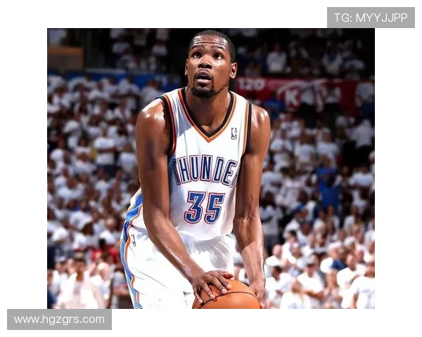 杜兰特赛前温情一幕抱起穿雷霆35号球衣小婴儿展现慈爱一面